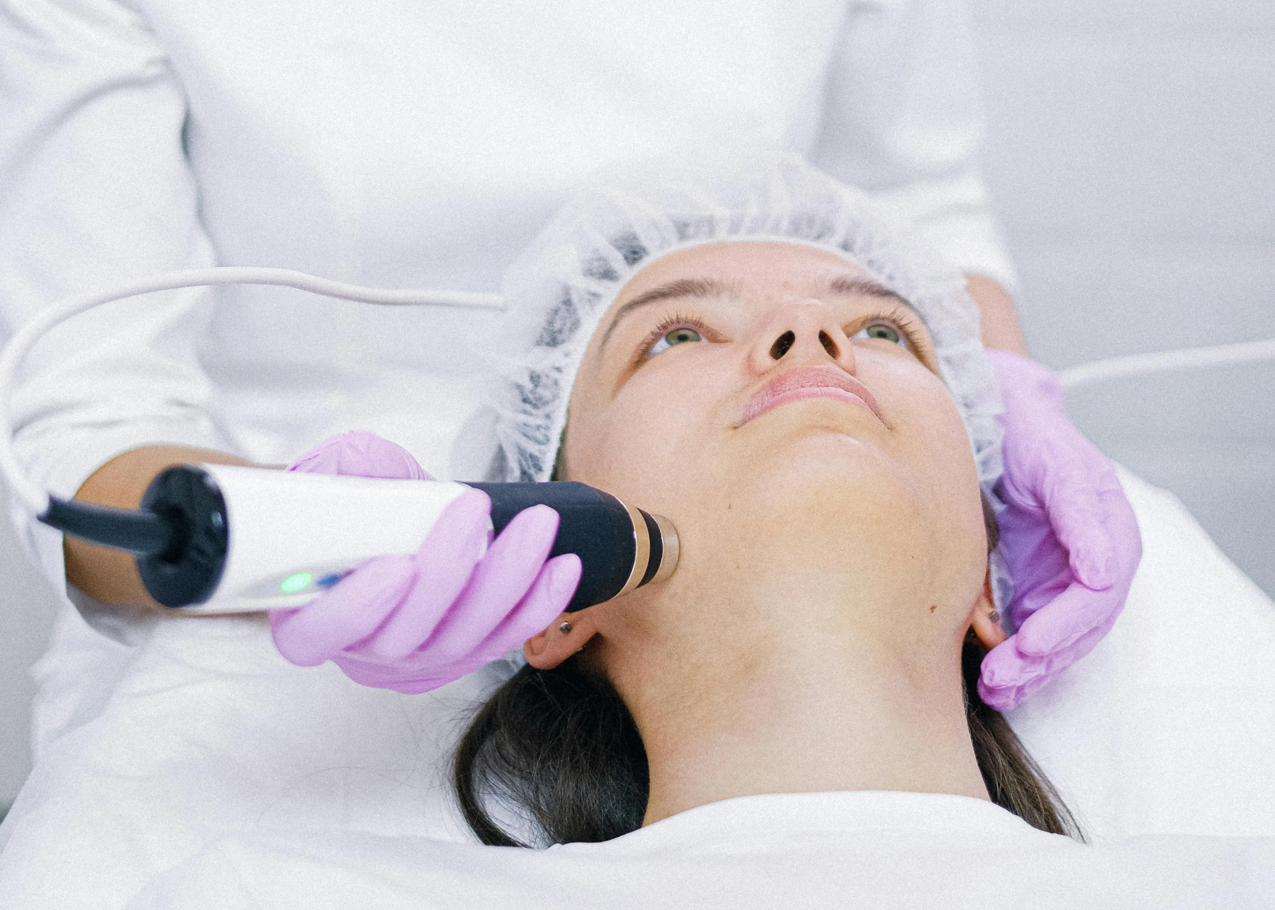 Frau erhält AquaFacial-Behandlung im Schönheitssalon